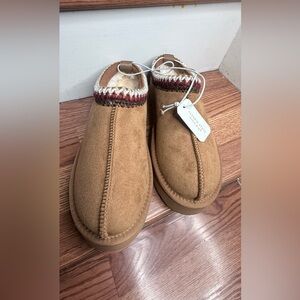 Altar'd State Men's Tan Suede Shearling-Lined Slip-Ons with Contrast Trim